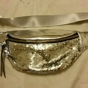 🔥HOST PIC🔥 NWOT Charming Charlie Fanny Pack